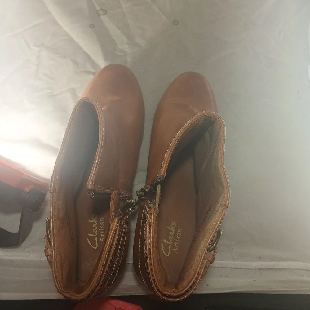 Clarks Artisan Ankle‎ Boots 9.5M Tan Leather Triple Buckle Side Zip Stacked Heel